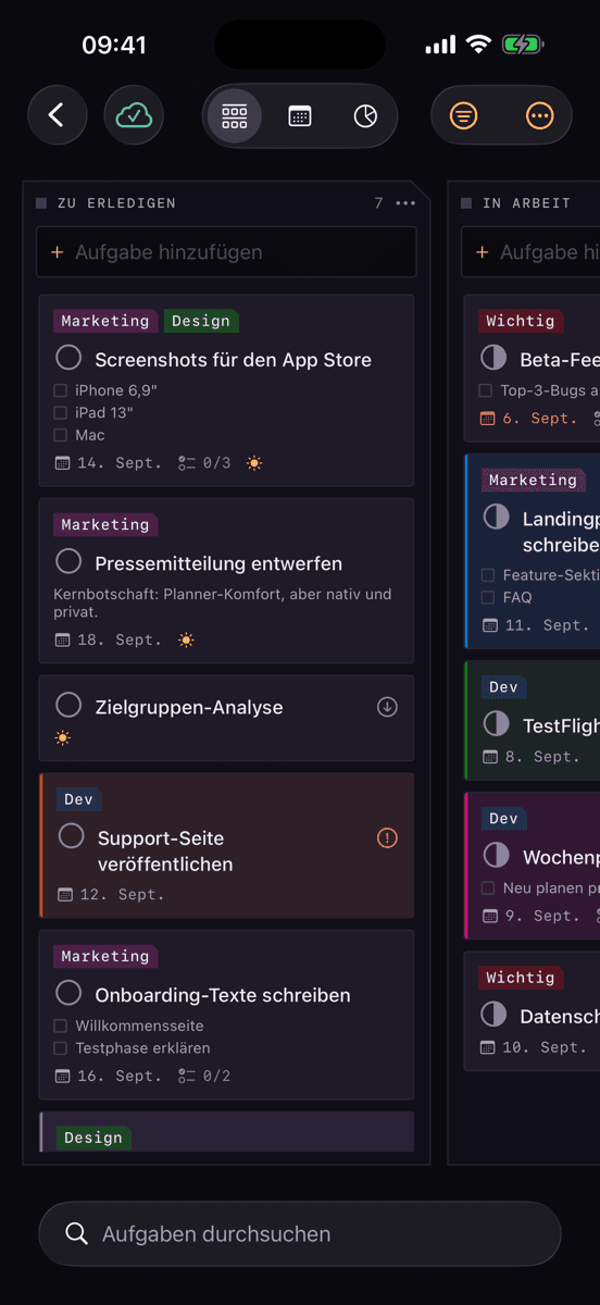 Kanban Planner auf dem iPhone — Board des Plans „Produkt-Launch“ in dunkler Darstellung: die Buckets „Zu erledigen“ und „In Arbeit“, Karten mit Labels, Checklisten und Fälligkeiten